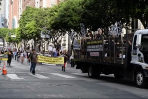 Los Angeles'ta Trump protestosu