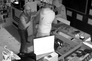 Dakikalar i&ccedil;inde binlerce liralık cep telefonunu &ccedil;aldılar