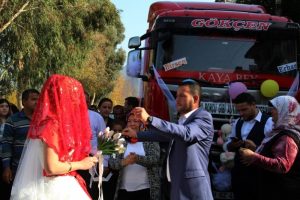 Tır 'gelin arabası' oldu