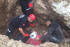 Toprak altında kalan iş&ccedil;iyi itfaiye erleri kurtardı