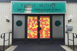 İsve&ccedil;'te cami kapısına ırk&ccedil;ı saldırı