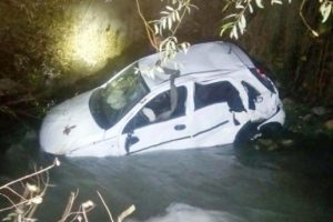 Dereye yuvarlanan otomobilin s&uuml;r&uuml;c&uuml;s&uuml; yaralandı