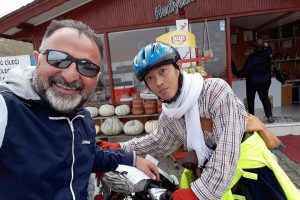 Bursalı vatandaş Japon turiste hamsi yedirebilmek i&ccedil;in kilometrelerce yol kat etti