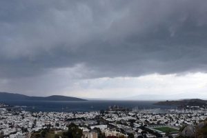 Akdeniz i&ccedil;in kuvvetli sağanak ve fırtına uyarısı