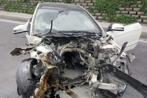 L&uuml;ks aracın motoru metrelerce uzağa fırladı