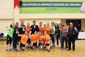 Bursa Osmangazili hentbolcular son dakikada g&uuml;ld&uuml;
