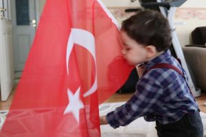 1,5 yaşındaki &ccedil;ocuğun T&uuml;rk bayrağı sevgisi