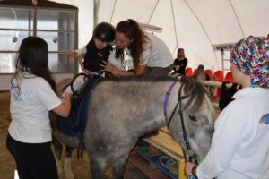 Bursa'da Cerebral Palsy'li &ccedil;ocuklara at ile terapi