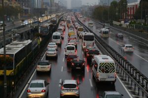 İstanbul'da yağış etkisini s&uuml;rd&uuml;r&uuml;yor