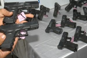 ABD'den gelen gemide 'glock' marka tabanca &ccedil;ıktı