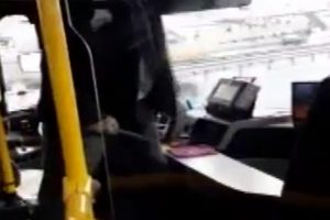 Otob&uuml;s şof&ouml;r&uuml; yolculara bı&ccedil;ak &ccedil;ekti