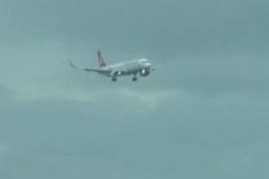 Şiddetli r&uuml;zgardan u&ccedil;akları beşik gibi sallandı