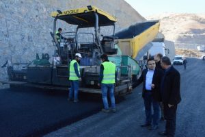 Bu il&ccedil;e ilk sıcak asfaltı kayyumla g&ouml;rd&uuml;