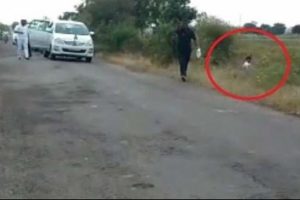 Hintli bakan a&ccedil;ık alanda tuvaletini yaptı!