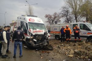 Erzurum'da ambulans trakt&ouml;rle &ccedil;arpıştı: 7 yaralı