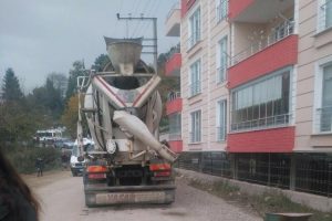 Beton mikseri &ouml;l&uuml;me yol a&ccedil;tı