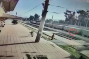 Korkun&ccedil; kaza kamerada! K&uuml;&ccedil;&uuml;k &ccedil;ocuk trenin altında can verdi