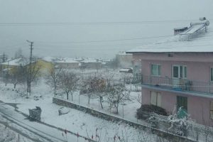 Bursa'da kar yağışı etkili oldu! Meteorolojinin uyarısından sonra ilk kar d&uuml;şt&uuml;