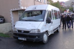 İş&ccedil;i servisi yayalara &ccedil;arptı: 2 &ouml;l&uuml;