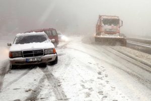 Yolları kar kapladı, ara&ccedil;lar yolda kaldı!