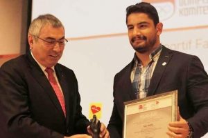 Taha Akg&uuml;l'e b&uuml;y&uuml;k onur