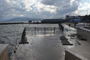 Bursa Mudanya'da kuvvetli r&uuml;zgar etkili oldu