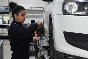 Diyarbakır'da oto tamirine kadın eli değdi