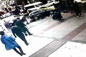 Kavga sırasında binlerce lira yola savruldu