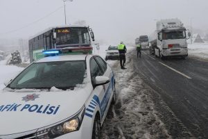 Bolu Dağı'ndan tır ge&ccedil;işine izin verilmiyor