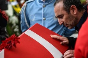Naim S&uuml;leymanoğlu'nun tabutunu &ouml;pm&uuml;şt&uuml;! Soruşturma...