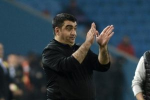 &Uuml;mit &Ouml;zat camiaya seslendi