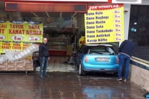 Ankara'da otomobiliyle kasaba daldı!