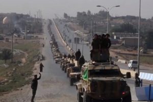 YPG'li ter&ouml;ristler T&uuml;rkiye sınırında şov yaptı