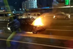L&uuml;ks otomobil alev topuna d&ouml;nd&uuml;
