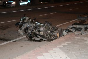 Ağaca &ccedil;arpan ara&ccedil; ikiye ayrıldı: 5 yaralı