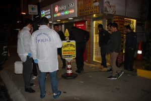 Kaldırımda y&uuml;r&uuml;yen kişiye silahlı saldırı!