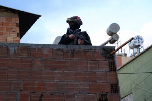 Polis tarafından aranan şahıs 2 kişiyi rehin aldı