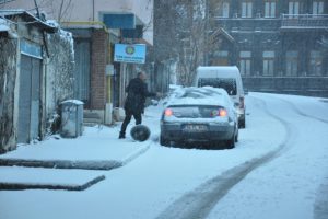 Kars'a beklenen kar yağdı