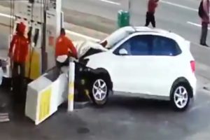 Otomobil benzinciye daldı!