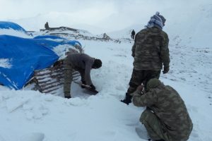 Mehmet&ccedil;ik hem ter&ouml;rle hem de karla m&uuml;cadele ediyor