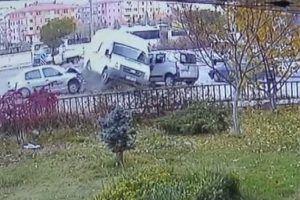 &Ouml;ğrenci servisi kaza yaptı: 4 yaralı