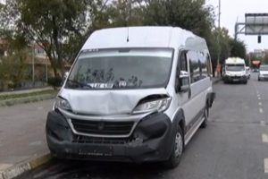 &Ouml;nce gen&ccedil; kıza, sonra 4 araca &ccedil;arptı