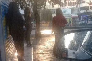 Kentin g&ouml;beğinde karakol karşısında fuhuş pazarı!