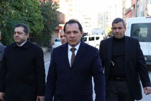 Rehine krizinde bir polis memuru yaralandı