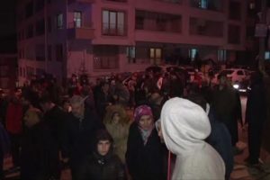 Evlerinin yanışını g&ouml;zyaşları i&ccedil;inde izledi