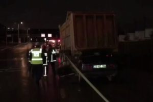 Otomobil hafriyat kamyonuna &ccedil;arptı: 2 yaralı
