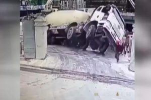 Beton mikseri aşağı u&ccedil;tu