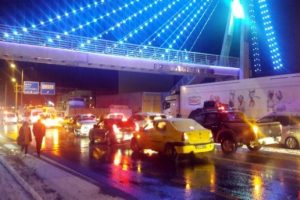 Buz pistine d&ouml;nen yol, s&uuml;r&uuml;c&uuml;lere zor anlar yaşattı