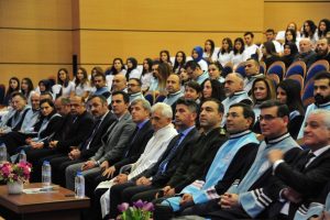 Diş hekimliği fak&uuml;ltesi &ouml;nl&uuml;k giydi