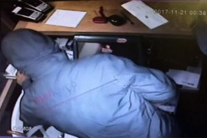 Kasap d&uuml;kkanından hırsızlık kamerada